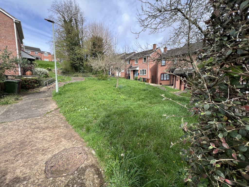 Lot: 3 - SEVERAL PARCELS OF FREEHOLD LAND AND VERGES - General view of land at top Linnet Close